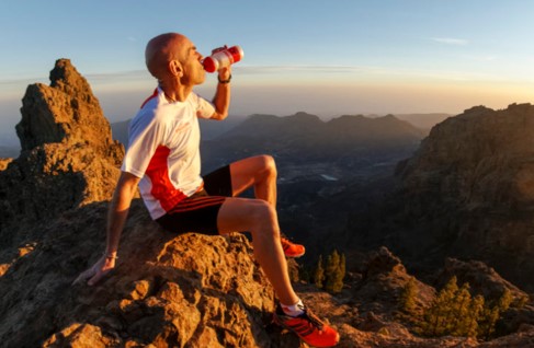 trail runner bebiendo bebida isotonica
