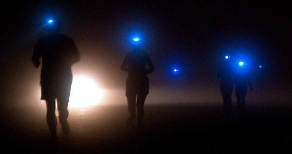 Trailrunners corriendo de noche